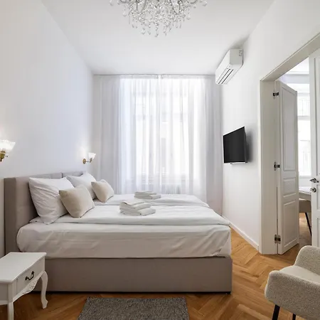 Urban Nest Wolfova By The Triple Bridge Apartment *