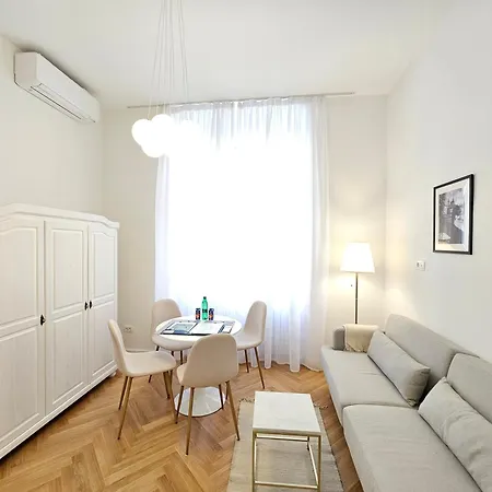 Apartman Urban Nest Wolfova By The Triple Bridge *