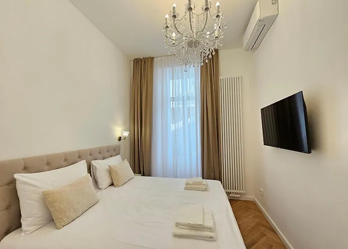 Urban Nest Wolfova By The Triple Bridge Апартаменти