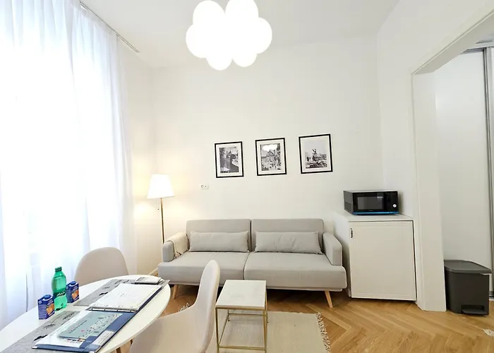 Urban Nest Wolfova By The Triple Bridge Apartman *