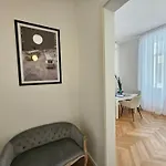 Urban Nest Wolfova By The Triple Bridge Любляна